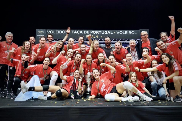 Seniores femininas do Benfica erguem Taça de Portugal 50 anos depois